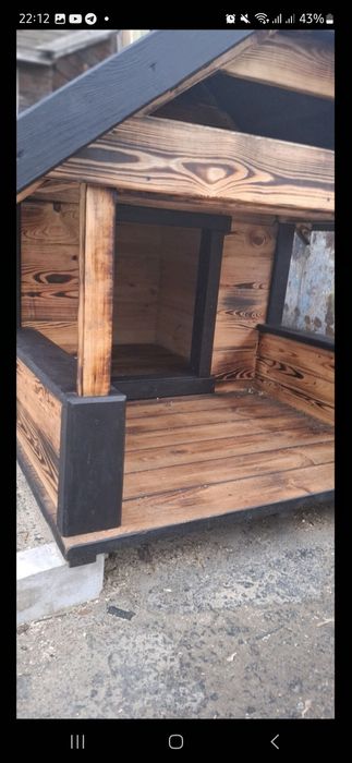 Большая деревянная будка