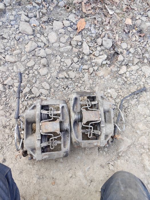 Продам передні супорта ауді А8 д 2 рестаіл