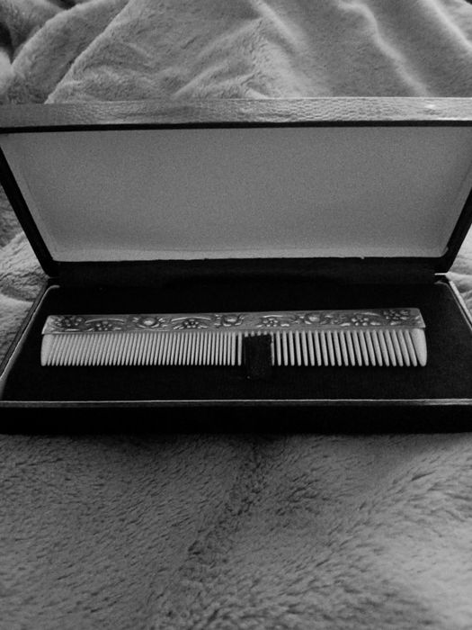 Pente com relevo de prata