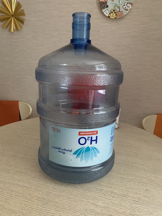 1 бутыль На 20 литров. Состояние отличное.