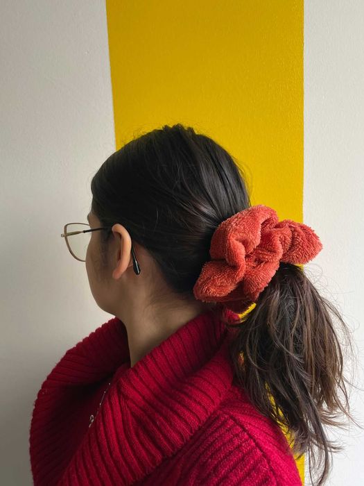 Scrunchies com diferentes cores e texturas
