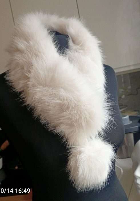 Nowy elegancki szal kołnierz biały z pomponem