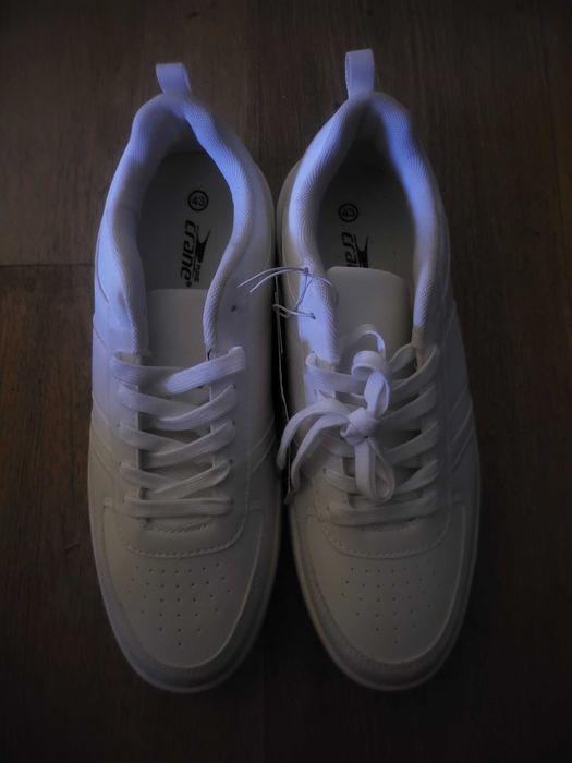 Nowe buty białe zapraszam .