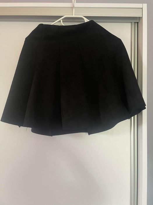 Rozkloszowana czarna spódniczka mini typu welur