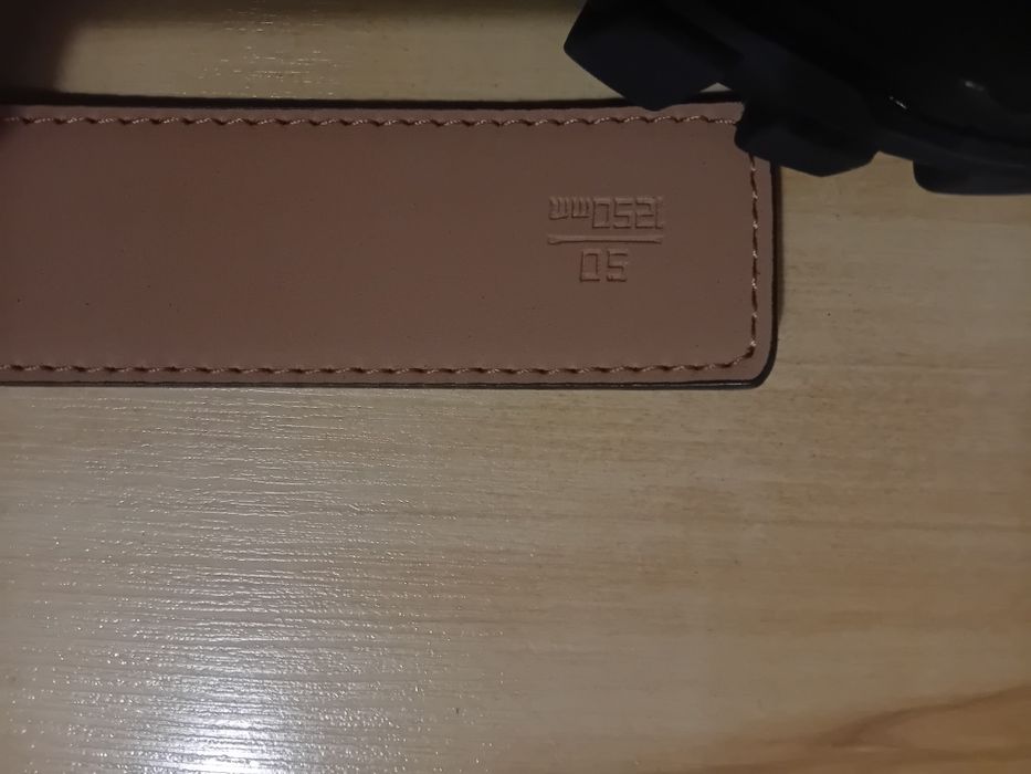 szara klamra czarny pasek z LV