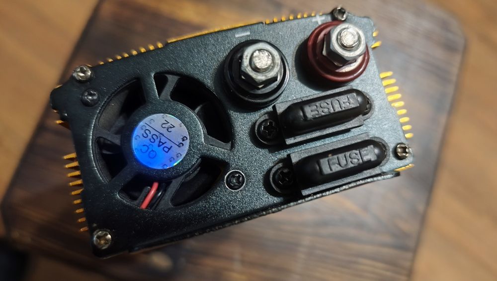 Інвертор Powerone Plus 3000w 12  вольт на 220 +  крокодили