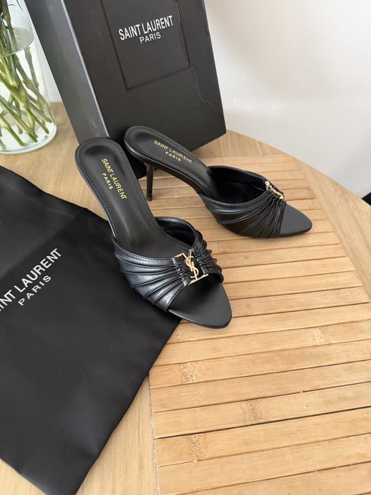 Szpilki YVES Saint Laurent Klapki Babylone Mules In Smooth Leather Sandały Mule