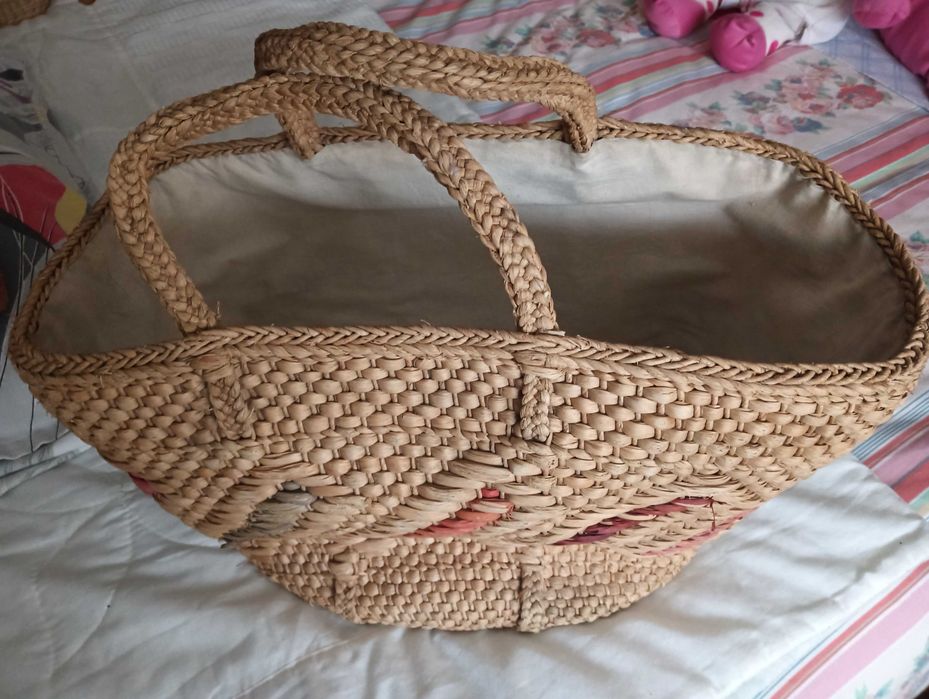 Cesta em Palhinha grande e extra forte forrada no seu interior