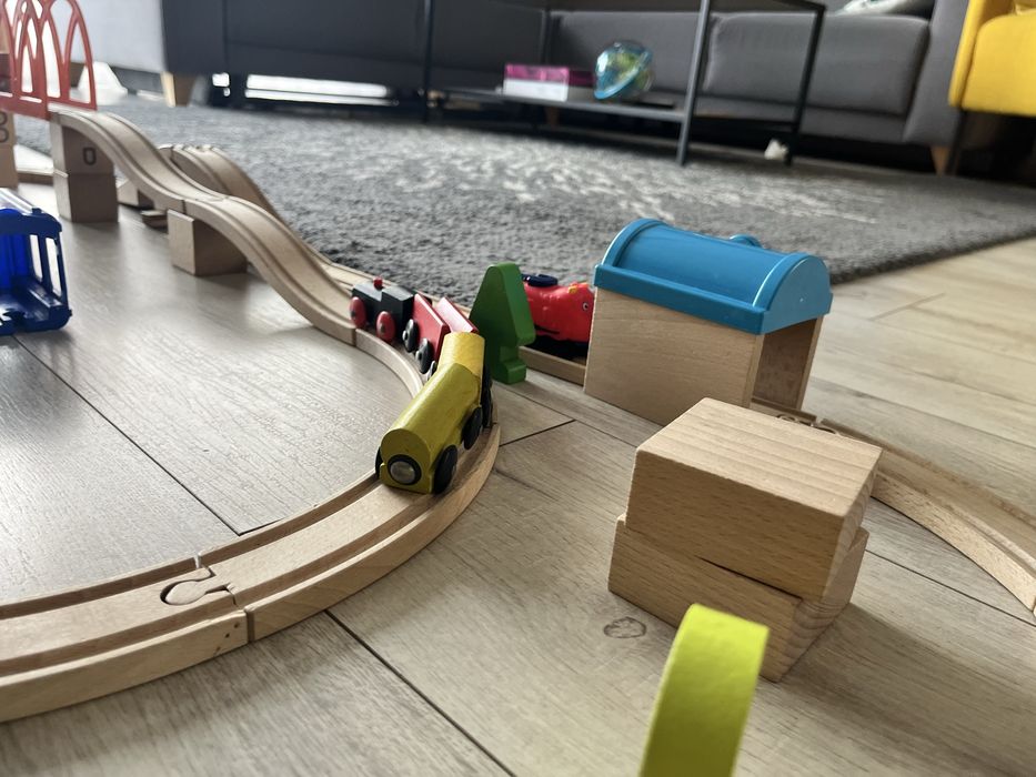 Tory z kolejką i  wagonami