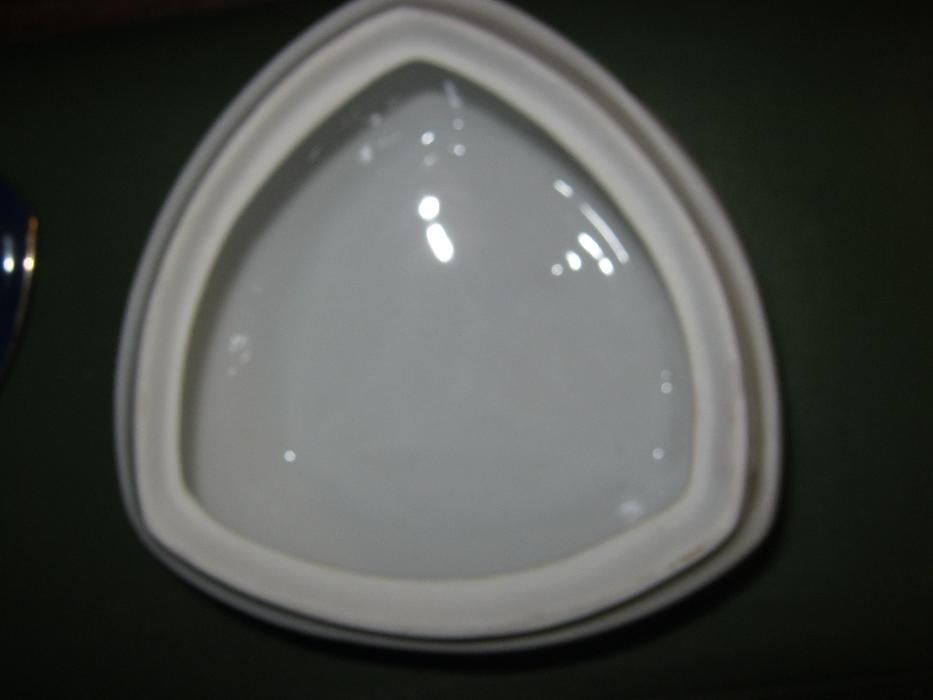 Продам фарфоровую шкатулку.