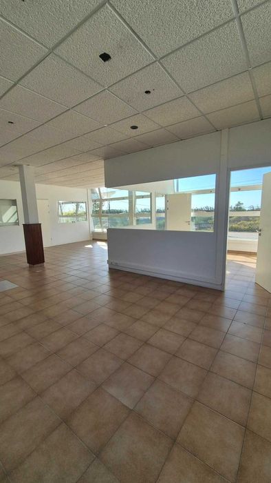 Escritório 200M2 em Meirinhas – Várias Salas, Excelente Luz e Possibilidade de Divisão