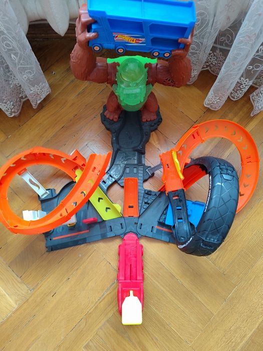 Трек Хот Вілс горила