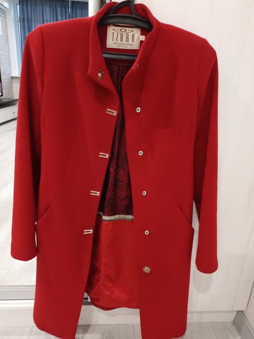 Женское красное пальто