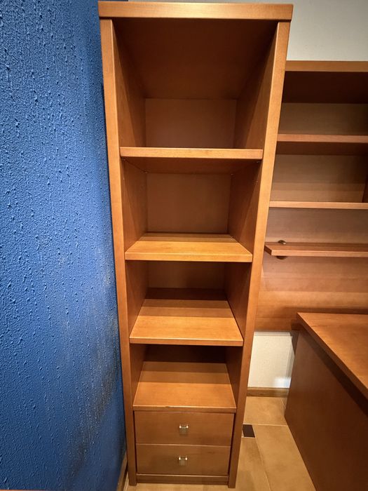Quarto completo em madeira - roupeiro, cama com gaveta, secretária