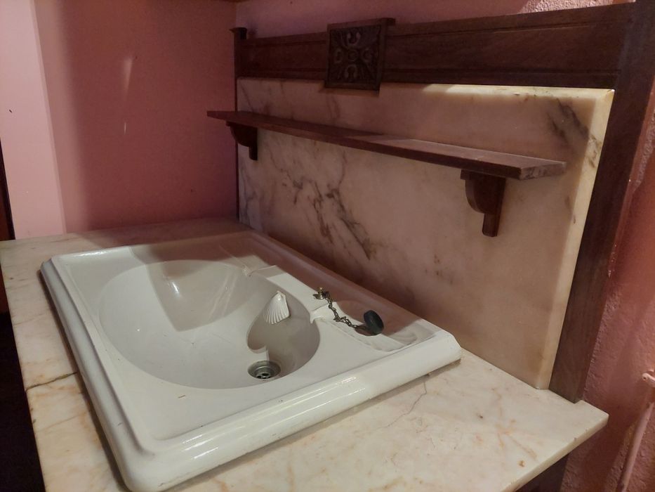 Cómoda antiga com lavatório