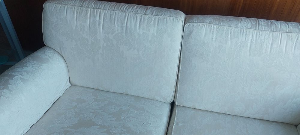 Sofá classico 2 lugares bonito e confortavell