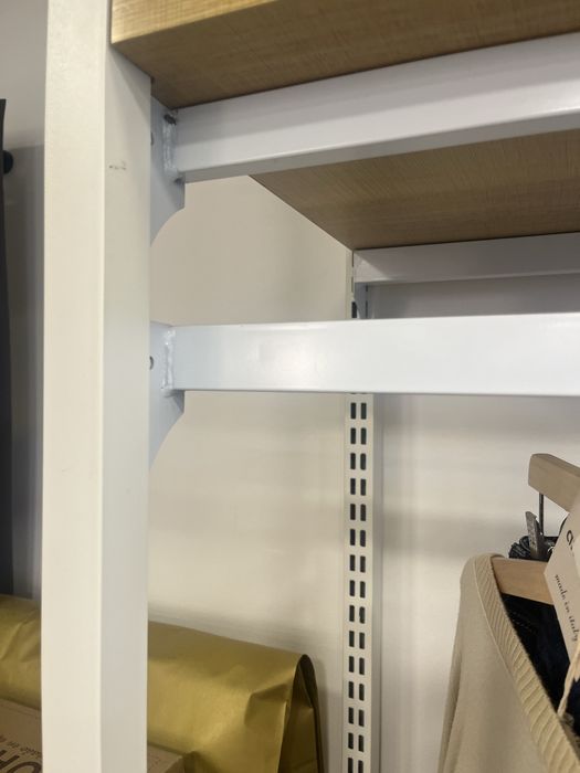 Móvel para loja de vestuário ou closet.