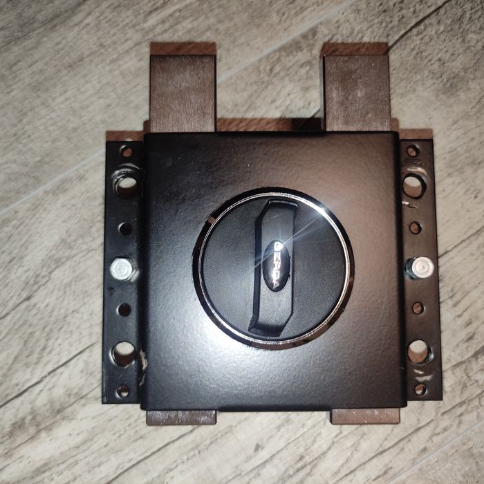 Zamek Gerda nawierzchniowy prawy, czarny