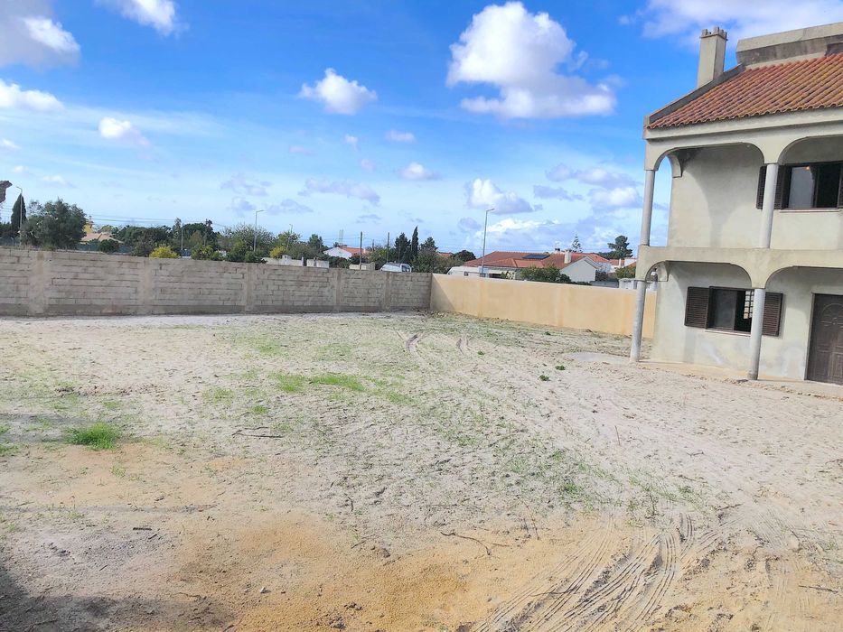 Terreno com 650m² e casa de 160m² para renovar em Azeitao