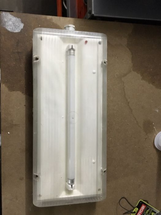 Armadura para iluminação de emergência