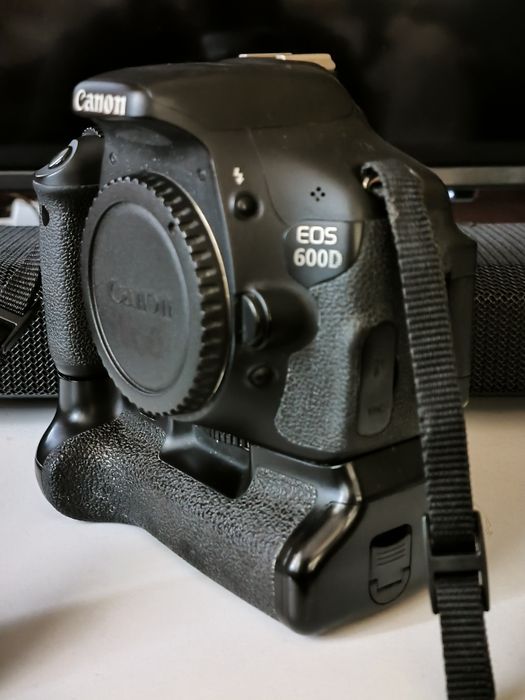 Aparat Canon 600d + Grip + 2 baterie!!