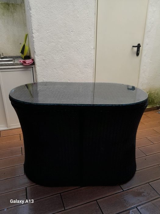 Conjunto de exterior mesa oval e 2 cadeiras (sem vidro) que encaixam