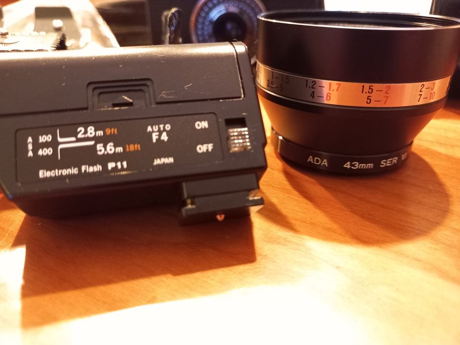 Máquina fotográfica manual antiga olympus com flash e lente extra