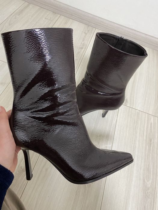 Ботильйони на шпильці бренду BERSHKA