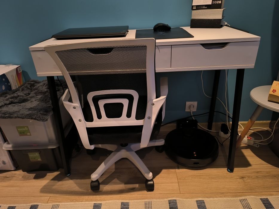 Biurko z fotelem obrotowym