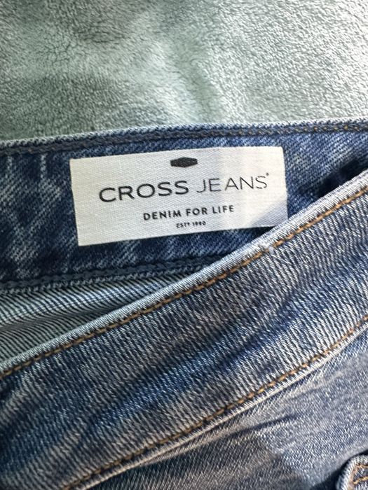 Krótkie jenasowe spodenki z perełkami - cross jeans