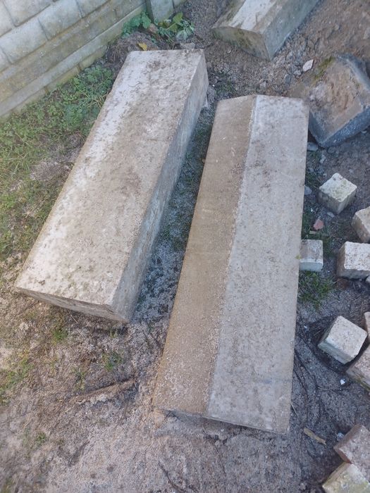 Krawężniki drogowe.