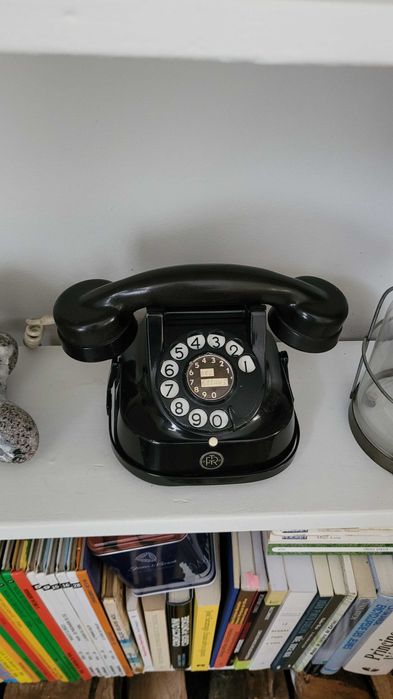 Telefones antigos pretos