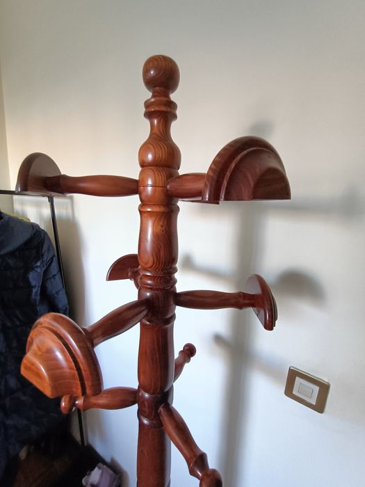 Cabide de pé em madeira