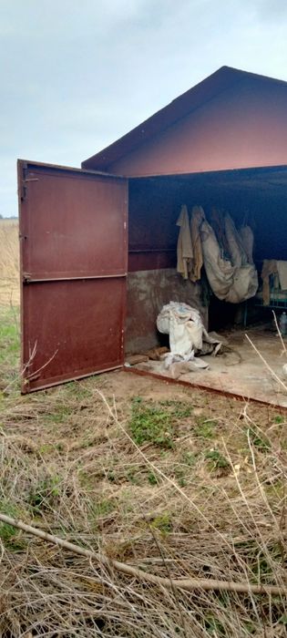 Продам металевий гараж,перероблений під дачний будинок  3 на 6 м.,висота2 м.