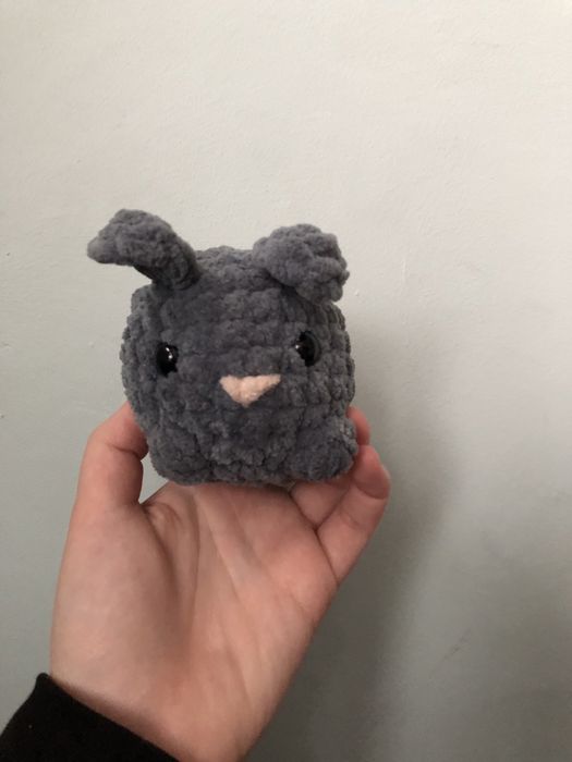 Większy pluszowy królik na szydełku - ciemnoszary