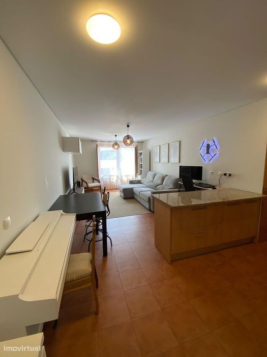 T1 . 80M2 Com Terraço De 19M2 E 1 Lugar De Estacionamento - Merceana .