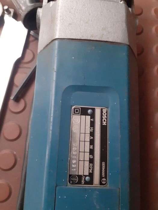 Rebarbadora bosch 1600w e 6500 rotações profissional. Igual a nova.