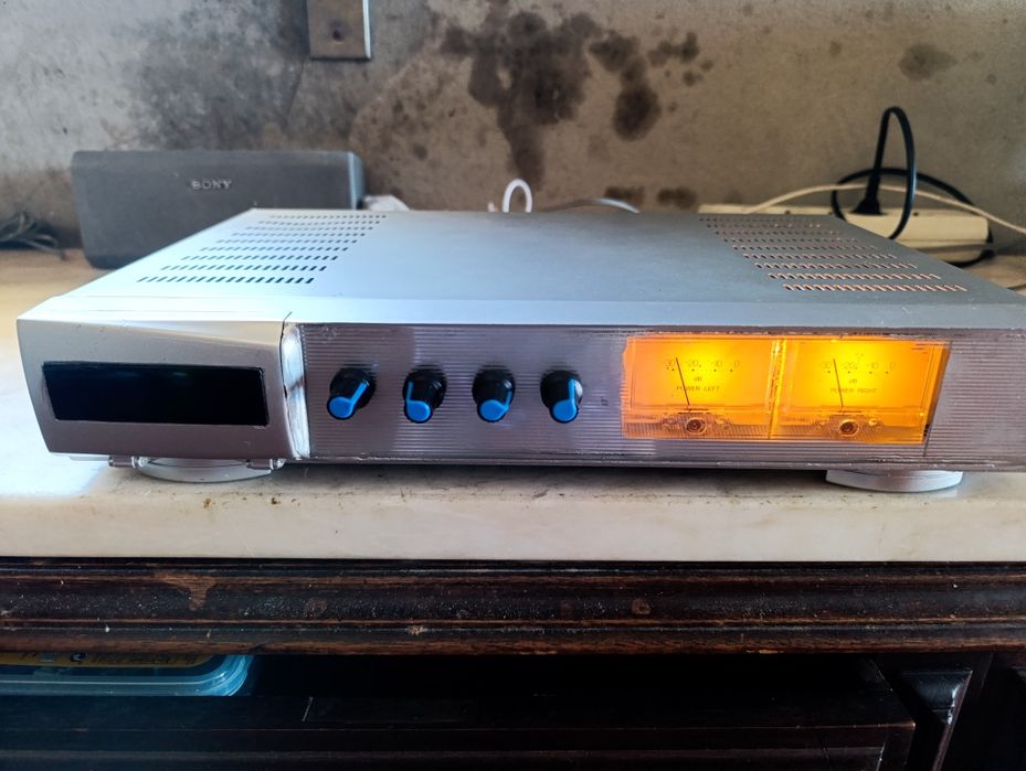 Amplificador com 200W de potência, boa qualidade.