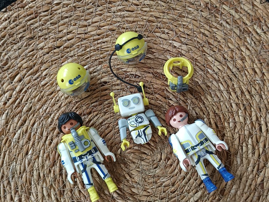 Dwie figurki Playmobil kosmonauci i robot bez nóg