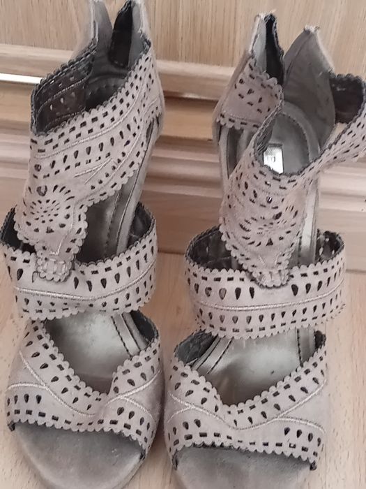 Sandalias em camurça bordada