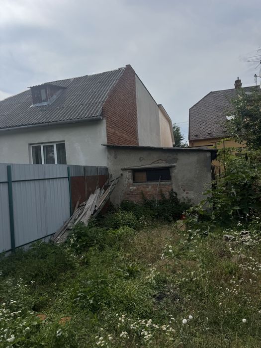 Продаж: частини будинку   з гаражем у центрі Ужгорода терміново