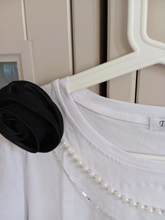 Bluzeczka biała nowa.Kwiat 3 D.Perełka.