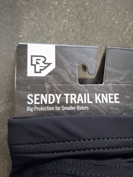 Ochraniacze rowerowe dziecięce Race Face Sendy Trail na kolana junior