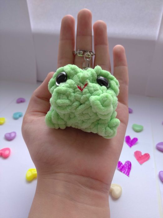 купіть будь ласка ,,В'язана жабка брелок'''