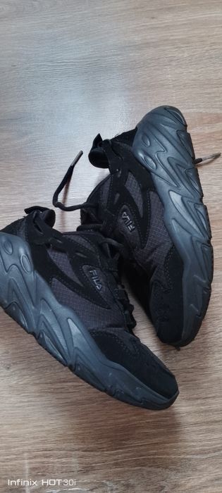 Фірмові кросівки