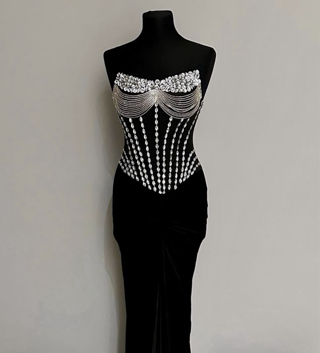 Сукня чорна зі шлейфом корсетна