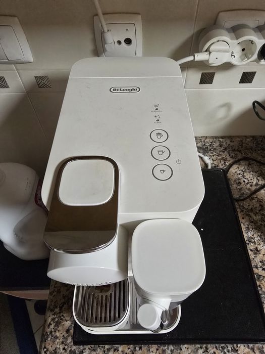 Máquina de Café DELONGHI Nespresso Lattissima One Evo EN510.W Branco