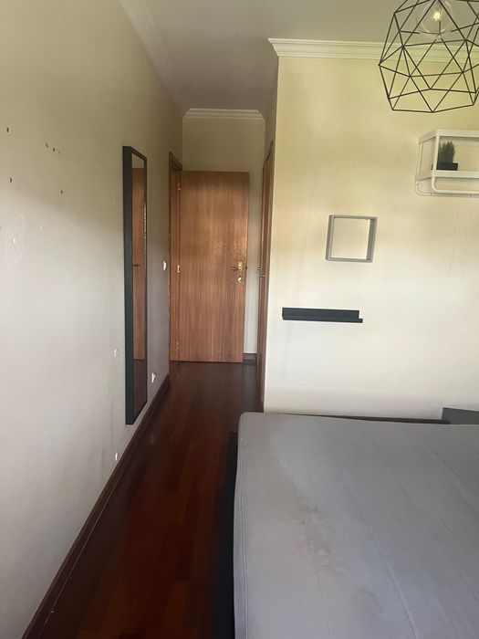 Para arrendar de quarto em rua Padre António Vieira, 111