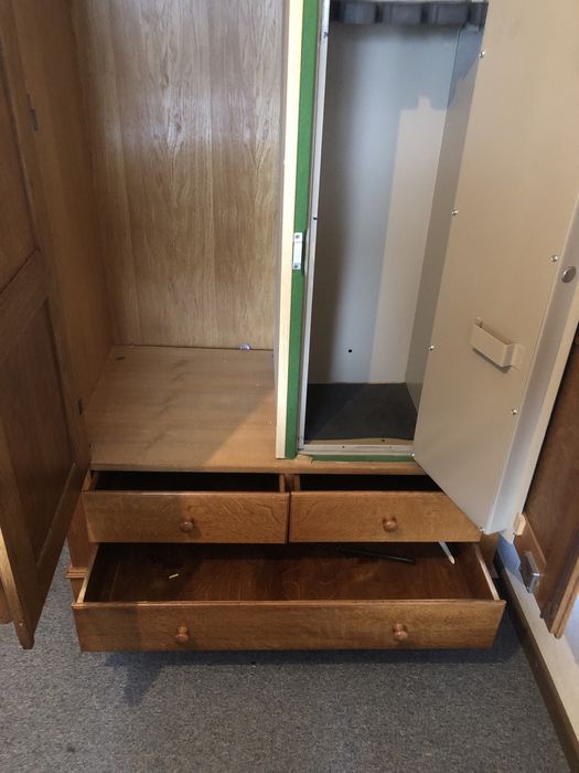 Sejf stalowy na broń, masywny.