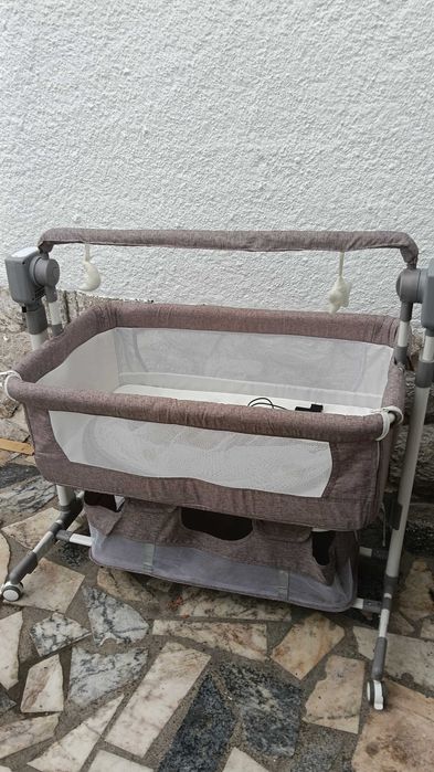 Cama de bebé com balanço automático